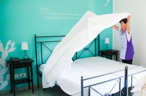 A bed or beds in a room at Hotel Donna Rosa