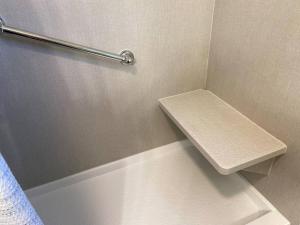 La salle de bains est pourvue de toilettes avec une étagère sur le mur. dans l'établissement 4 Bedrooms~2 Baths Cute & Cozy, Excellent Location, à Dubuque