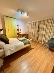 een slaapkamer met een bed en een stoel bij Luxury 2 BHK in Canary Wharf in Londen