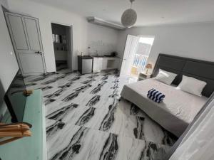 sypialnia z dużym łóżkiem i marmurową podłogą w obiekcie Hotel Xinte na casa w mieście Tarrafal