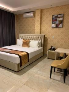Un pat sau paturi într-o cameră la Hotel Crowner David