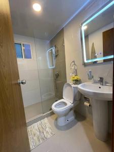 La salle de bains est pourvue de toilettes et d'un lavabo. dans l'établissement Hermoso apartamento con piscina., à La Estrella