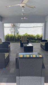 - un salon avec des chaises et un ventilateur de plafond dans l'établissement Hermoso apartamento con piscina., à La Estrella