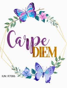 Carpe Diem في سينيسكولا: إكليل من الزهور والفراشات مع كلمة careldn