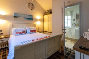 Ένα ή περισσότερα κρεβάτια σε δωμάτιο στο Filey Bay Beach House Step Free Accommodation The Bay Filey with ev car point