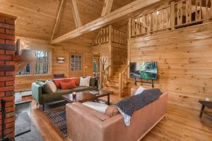 Χώρος καθιστικού στο Lakefront Log Cabin, Private Lake Access w/Peloton