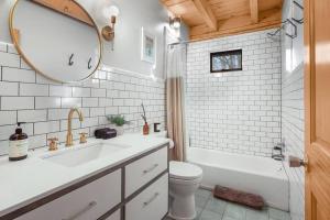 Ένα μπάνιο στο Lakefront Log Cabin, Private Lake Access w/Peloton +61 φωτογραφίες