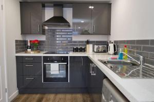 Majoituspaikan Dane Duplex Studio Two – Cosy Coventry Haven keittiö tai keittotila