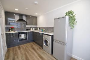 Una cocina o zona de cocina en Dane Duplex Studio Two – Cosy Coventry Haven