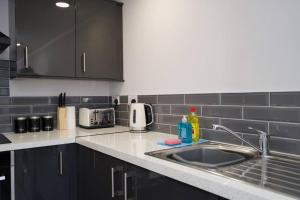 Una cocina o zona de cocina en Dane Duplex Studio Two – Cosy Coventry Haven