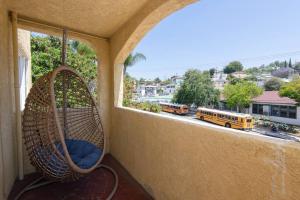 Χώρος καθιστικού στο Lovely 2bedroom condo with free parking on premise