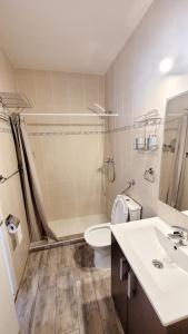 a bathroom with a toilet and a sink at Galería de arte. in Arona