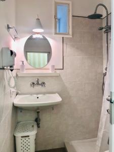 y baño con lavabo y espejo. en Le Stanze del Castello, en Ascoli Satriano