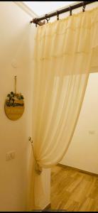 Una cortina blanca en una esquina de una habitación en Le Stanze del Castello, en Ascoli Satriano