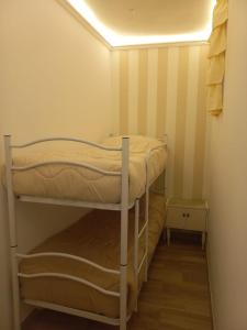 Habitación pequeña con 2 literas. en Le Stanze del Castello, en Ascoli Satriano