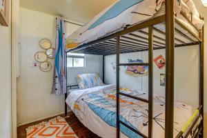 sypialnia z 2 łóżkami piętrowymi w obiekcie Pet-Friendly Brownwood Home Walk to Lake! w mieście Lake Brownwood