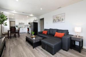 Χώρος καθιστικού στο Lovely 2bedroom condo with free parking on premise