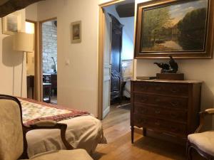 1 dormitorio con vestidor y una pintura en la pared en Manoir de Pimelles-Bourgogne-Chablis-2h15 Paris, 
