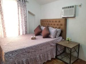 uma cama com dois ursinhos de peluche num quarto em Pumpkin Transient House em San Fernando