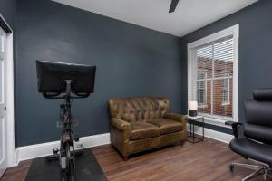 Flats on Front - Riverfront Gem Fast Wi-Fi 3F的休息区