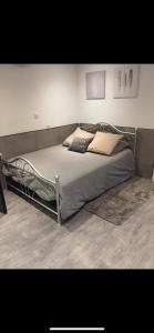 Una cama o camas en una habitación de Studio ensoleillé sur Montpellier