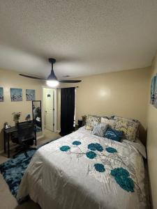 una camera da letto con un letto con copriletto floreale di Cozy Space a Creedmoor
