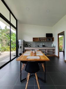 eine Küche und ein Esszimmer mit einem Holztisch in der Unterkunft Toucan home in Fortuna