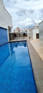 una piscina en la azotea de un edificio en Apartamento Perfeito águas claras en Águas Claras
