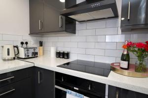Ett kök eller pentry på Dane Duplex Studio Five - Dashing Coventry Home Away From Home