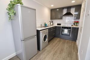 A cozinha ou cozinha compacta de Dane Duplex Studio Five - Dashing Coventry Home Away From Home