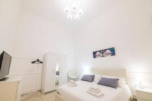 ナポリにあるMontesanto Homeの白いベッドルーム(ベッド1台、デスク付)