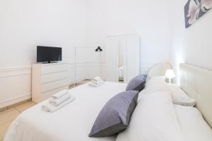 ナポリにあるMontesanto Homeの白い部屋(ベッド1台、テレビ付)