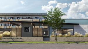 un edificio con un albero di fronte di LOGE Missoula a Missoula