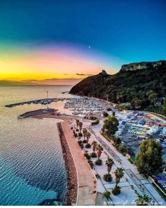 uma vista aérea de uma praia com barcos na água em Holidays Apartment em Cagliari