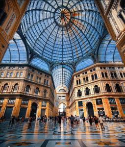 un gran edificio con techo de cristal con gente caminando en él en PIPPO'S SUITE, en Nápoles