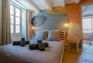 um quarto com uma cama grande e 2 almofadas em La Perle du Lac 3* - VUE LAC em Annecy