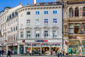 un bâtiment dans une ville où les gens marchent dans la rue dans l'établissement Altstadtflair in der Fußgängerzone mit Parkplatz und Home Office, à Brunswick
