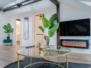 - un salon avec une table en verre et une cheminée dans l'établissement Altstadtflair in der Fußgängerzone mit Parkplatz und Home Office, à Brunswick