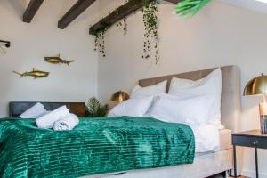 une chambre avec un lit avec une couverture verte dans l'établissement Altstadtflair in der Fußgängerzone mit Parkplatz und Home Office, à Brunswick