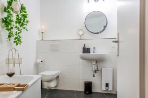 une salle de bain avec un lavabo, des toilettes et un miroir dans l'établissement Altstadtflair in der Fußgängerzone mit Parkplatz und Home Office, à Brunswick 7 autres photos