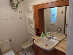 y baño con lavabo y aseo. en Casa Patrizia en Monterosso al Mare