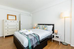 1 dormitorio con 1 cama con toallas en Charming 1 Bedroom Serviced Apartment in Camden, en Londres