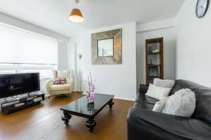 sala de estar con sofá y mesa de centro en Charming 1 Bedroom Serviced Apartment in Camden, en Londres