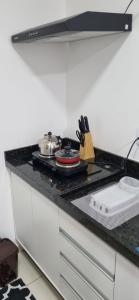 uma bancada de cozinha com um forno com placa de fogão em Lindo apart. estrutura de hotel em Brasília