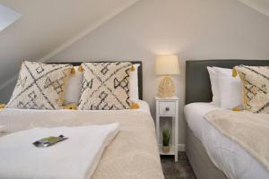 two beds sitting next to each other in a bedroom at Dane Duplex Studio Six - Tranquil Coventry Getaway in Coventry