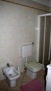a small bathroom with a toilet and a sink at Appartamenti Pian d'Alma in Punta Ala