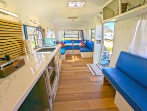 een keuken en een woonkamer van een camper bij Vinyl Campground in Paso Robles