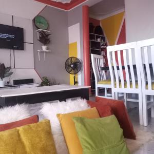 uma sala de estar com um sofá e uma televisão em Beniez apartment em Kampala
