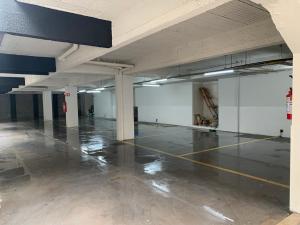 um parque de estacionamento vazio numa garagem vazia em Vila Lego- Ap 01 em São Carlos