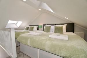 Tempat tidur dalam kamar di Dane Duplex Studio Seven - Your Dream Coventry Stay